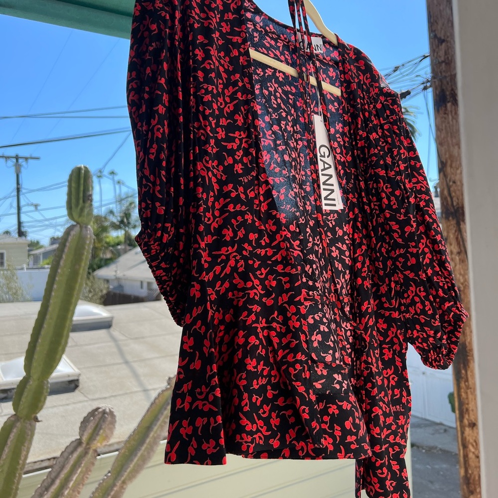 GANNI
PATTERNED SHORT-SLEEVED TOP